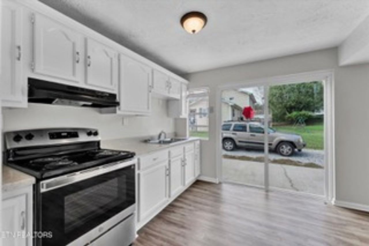 221 W Fairview Rd - Photo 6 of 9