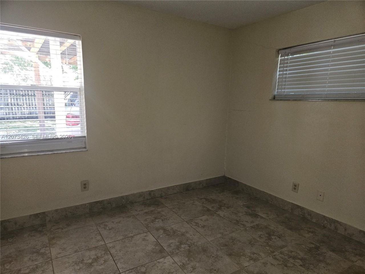 2500 2500 NE 193rd Street 2502, North Miami Beach, FL 33180 - 2210 #2210 - Photo 4 of 11