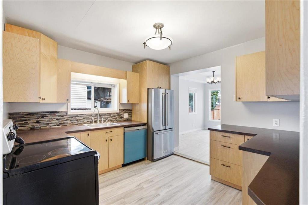 1035 Rosemount Ave - Photo 4 of 20