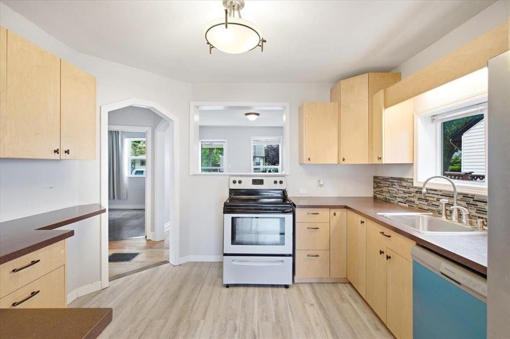 1035 Rosemount Ave - Photo 6 of 20