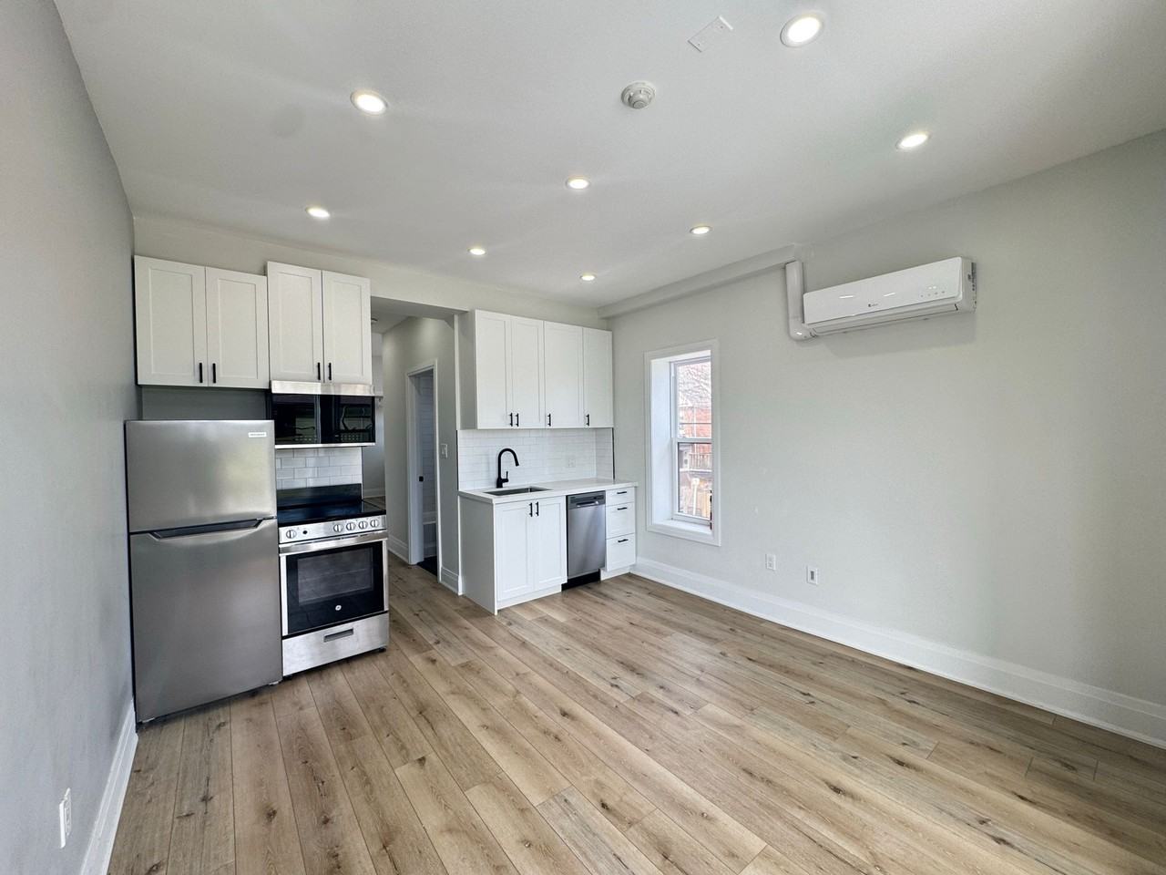 254 Dundurn St S - Photo 2 of 23