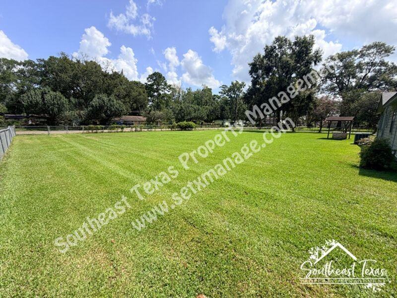 1295 Archie St - Photo 2 of 19