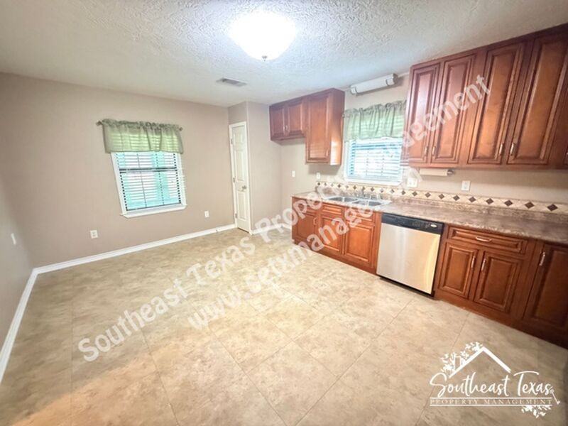 1295 Archie St - Photo 6 of 19