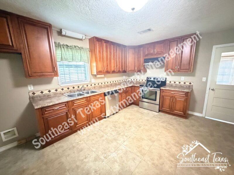 1295 Archie St - Photo 7 of 19