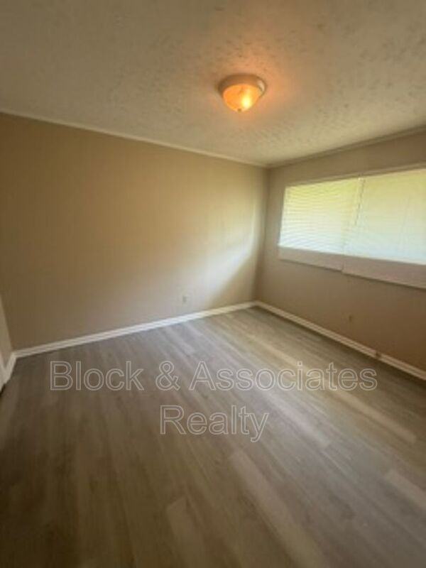 136 W Pritchard St - Photo 3 of 5