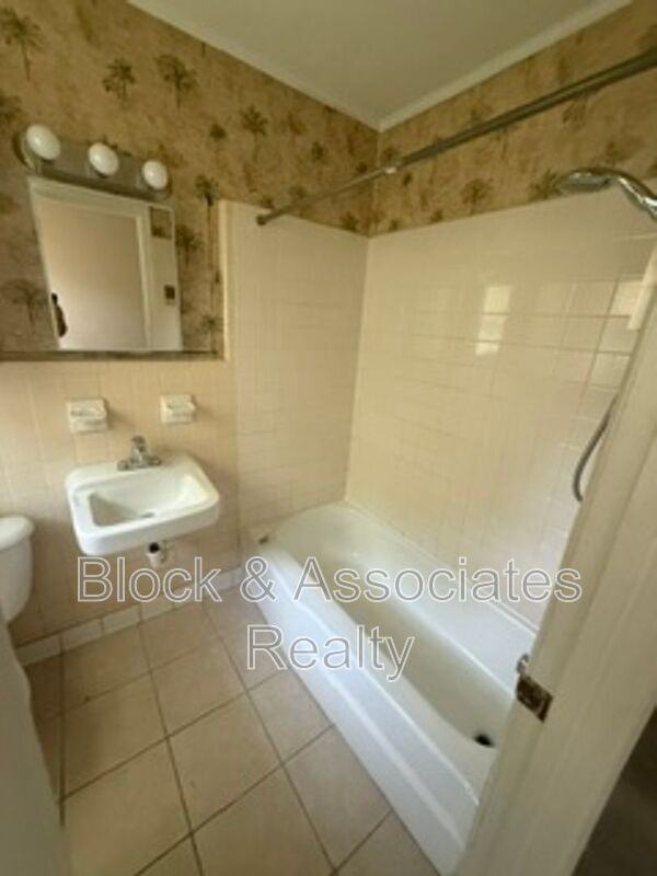 136 W Pritchard St - Photo 5 of 5