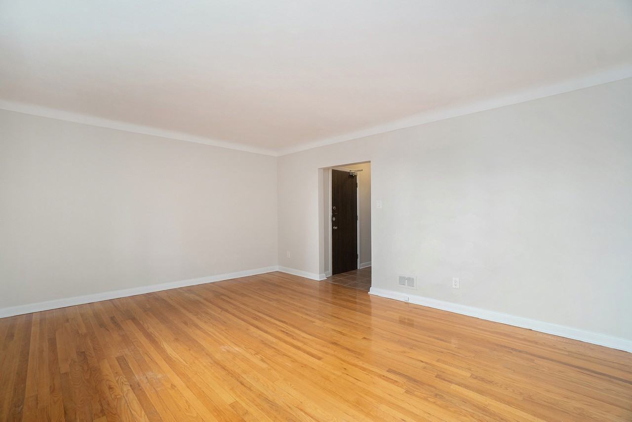 406 Tweedsmuir Ave - Photo 4 of 12