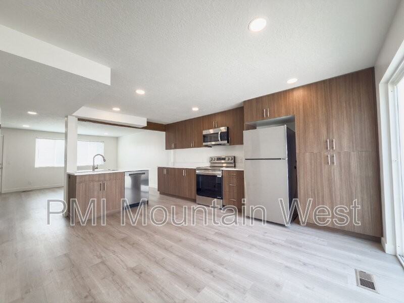 945 S Main St #5 - Photo 2 of 23