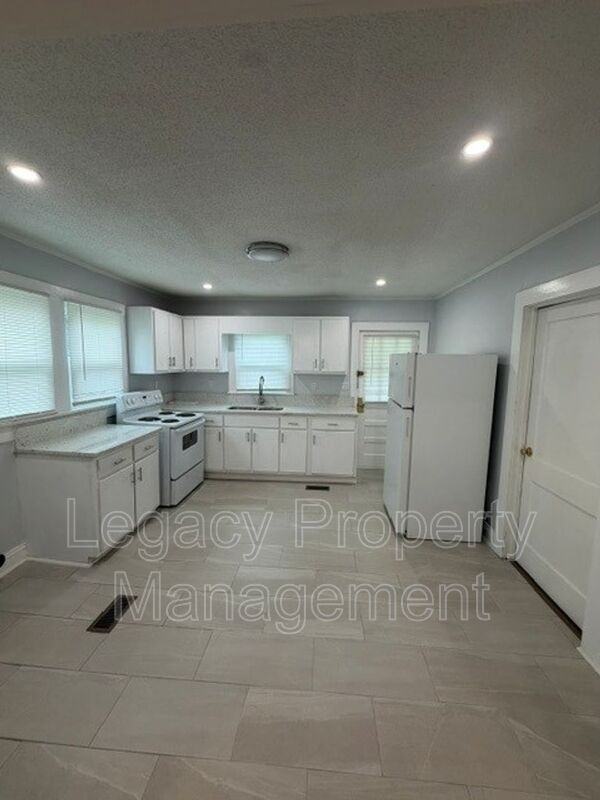 1817 Wood Ave - Photo 4 of 9