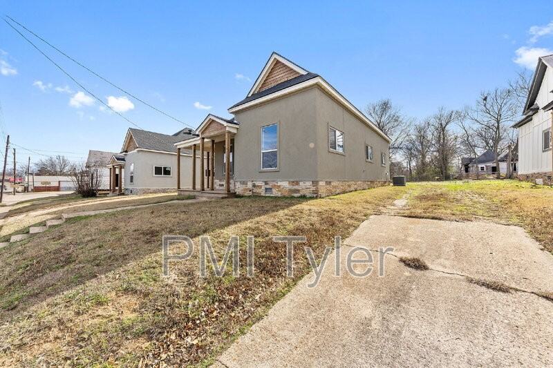 1247 Bonham St - Photo 2 of 21