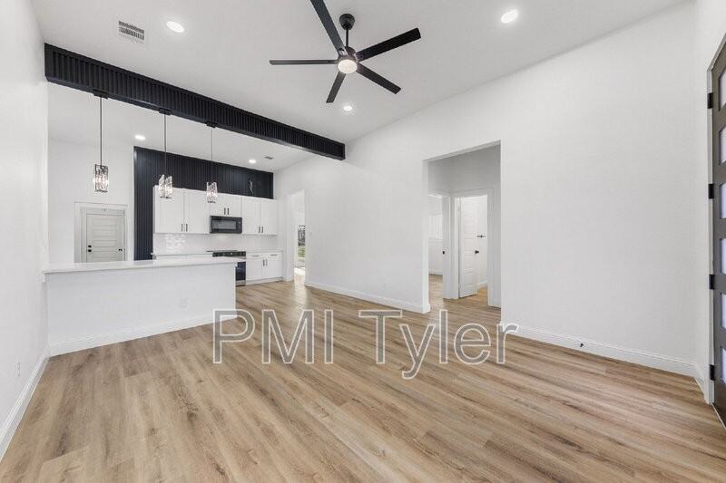 1247 Bonham St - Photo 3 of 21