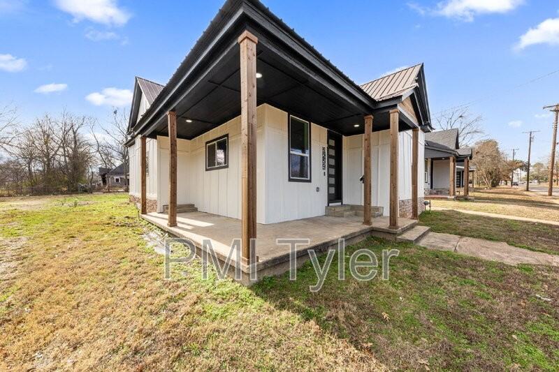 1259 Bonham St - Photo 5 of 25