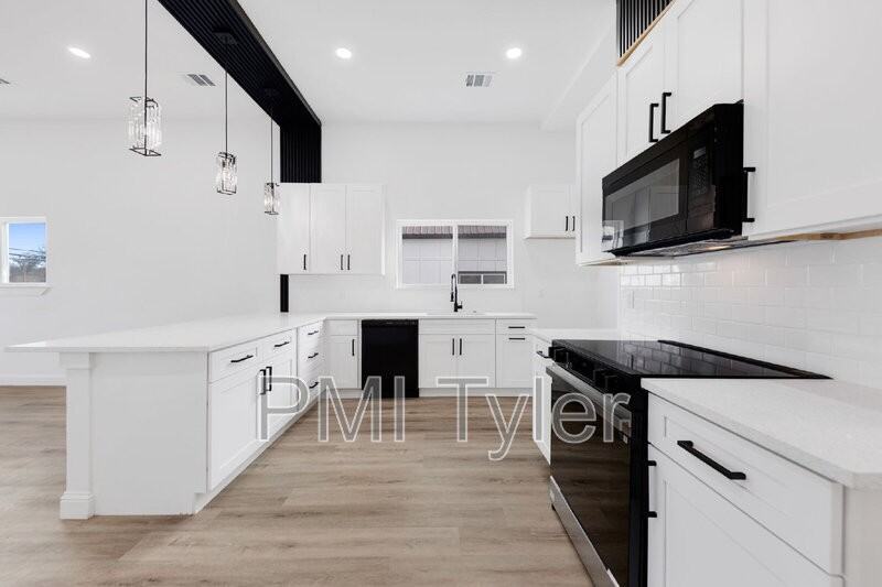 1269 Bonham St - Photo 2 of 15
