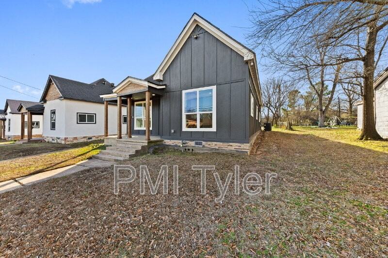 1279 Bonham St - Photo 3 of 24