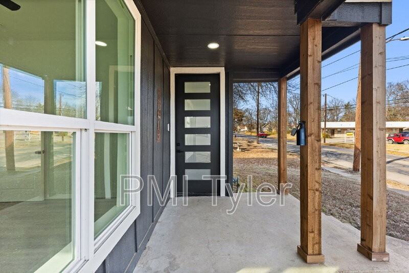 1279 Bonham St - Photo 5 of 24