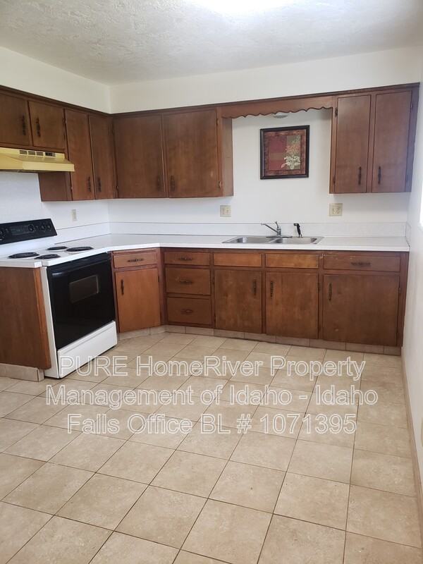 640 Hansen Ave #4 - Photo 5 of 12