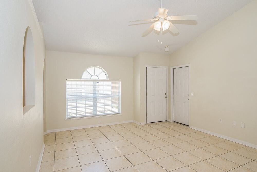 8376 Oak Crossing Dr W - Photo 2 of 15