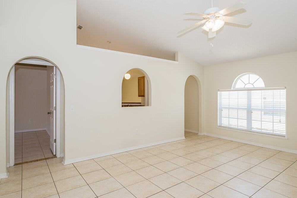 8376 Oak Crossing Dr W - Photo 3 of 15