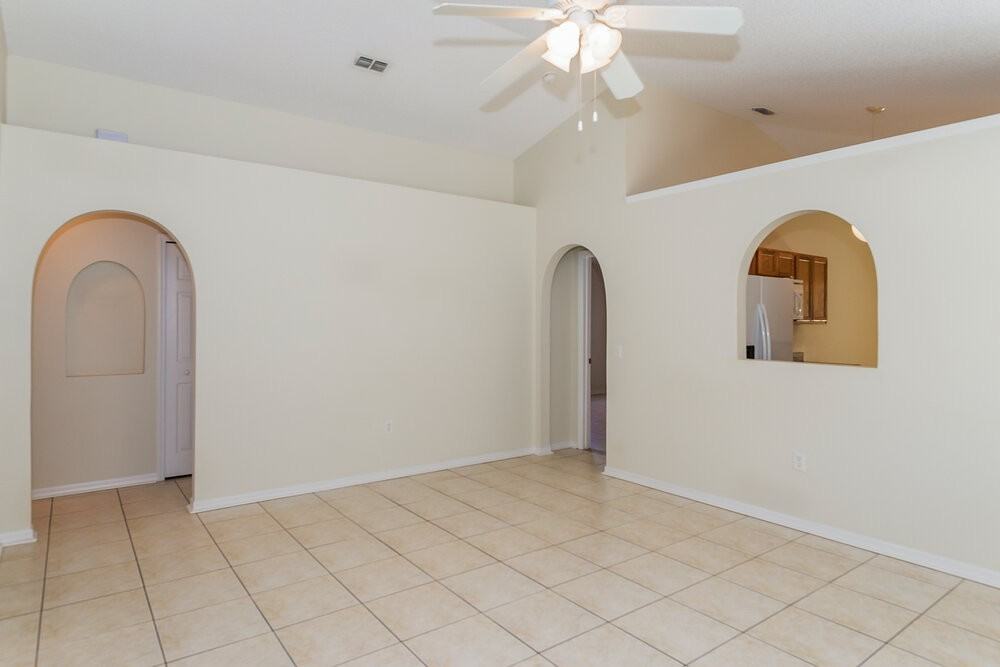 8376 Oak Crossing Dr W - Photo 4 of 15