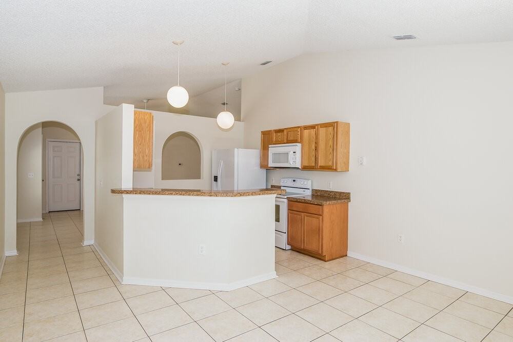 8376 Oak Crossing Dr W - Photo 5 of 15