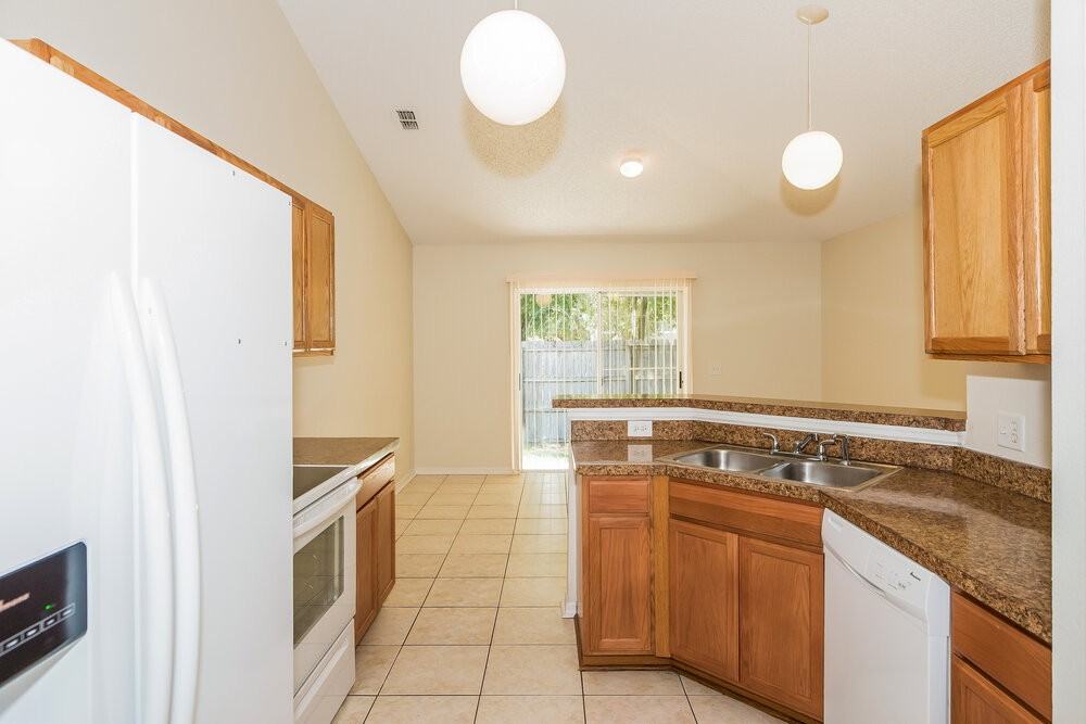 8376 Oak Crossing Dr W - Photo 7 of 15