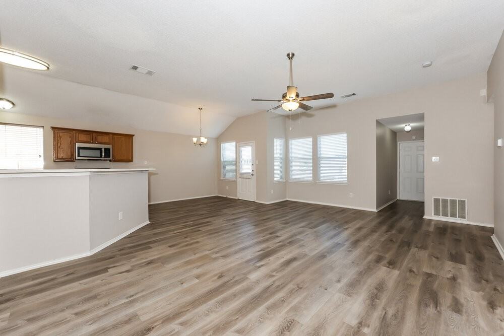 1346 Vermont Ave - Photo 5 of 16