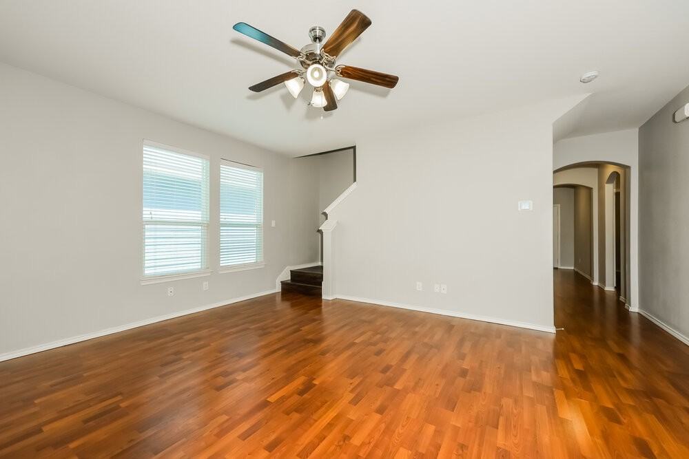 10965 Colonial Heights Ln - Photo 4 of 17