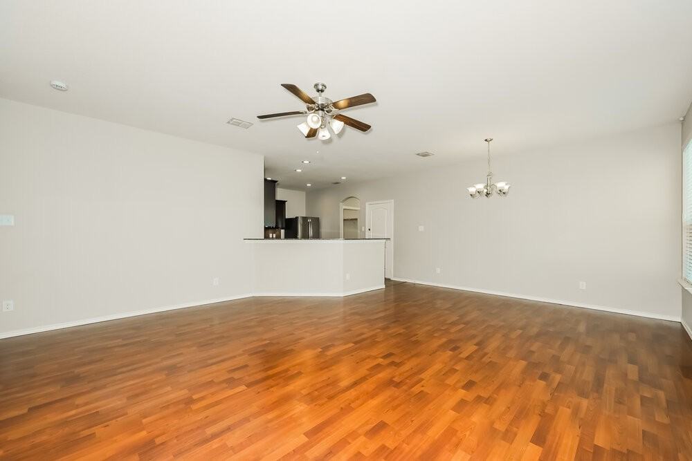10965 Colonial Heights Ln - Photo 5 of 17