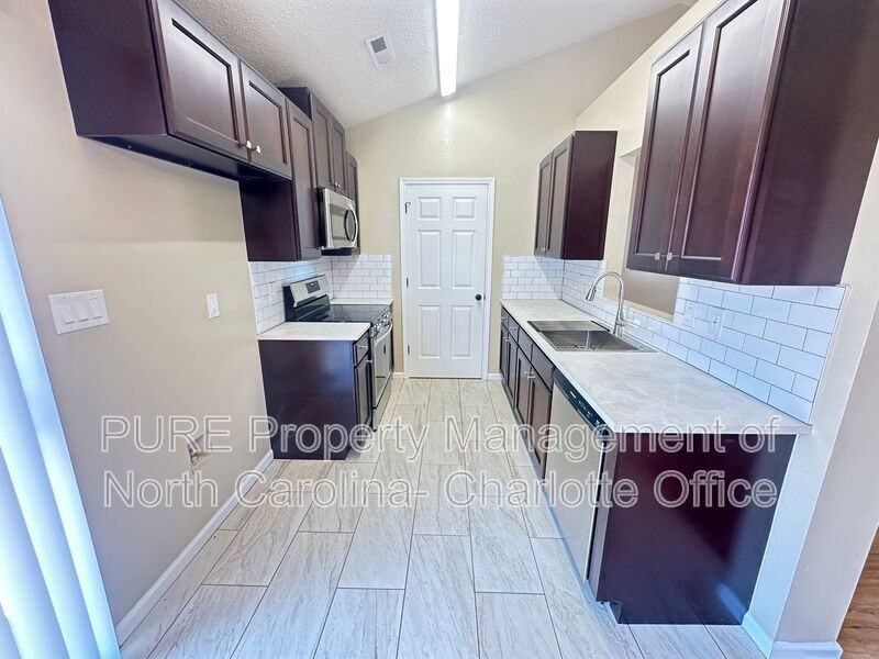 5903 Crosswinds Ct - Photo 5 of 25