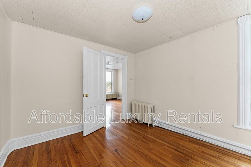 106 S Lake Ave #3 - Photo 3 of 12