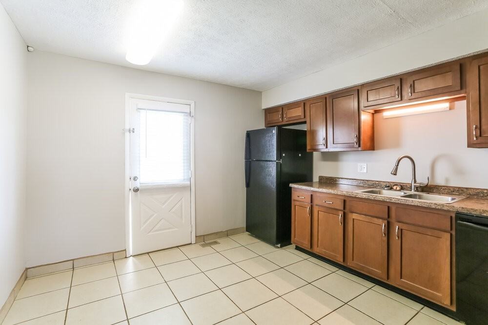 6615 Cedar Ct W - Photo 6 of 16