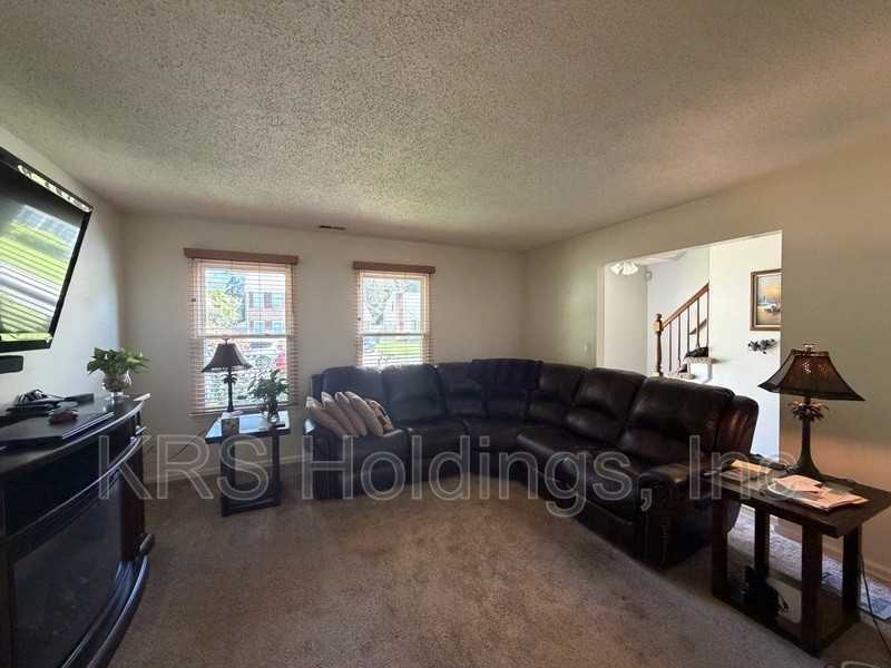 3877 Sherman Oaks Ave - Photo 4 of 15
