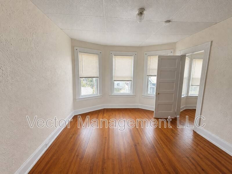 116 Rennell St - Photo 5 of 10