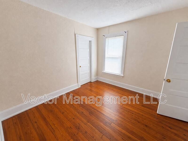 116 Rennell St - Photo 6 of 10