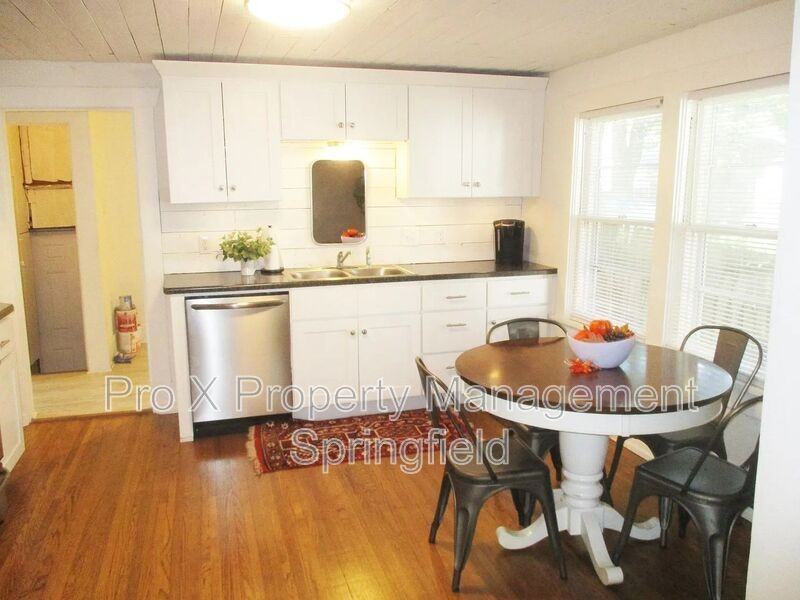 1069 S Broadway Ave - Photo 5 of 20