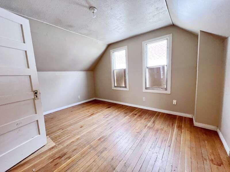 11415 90 St Nw - Photo 6 of 21
