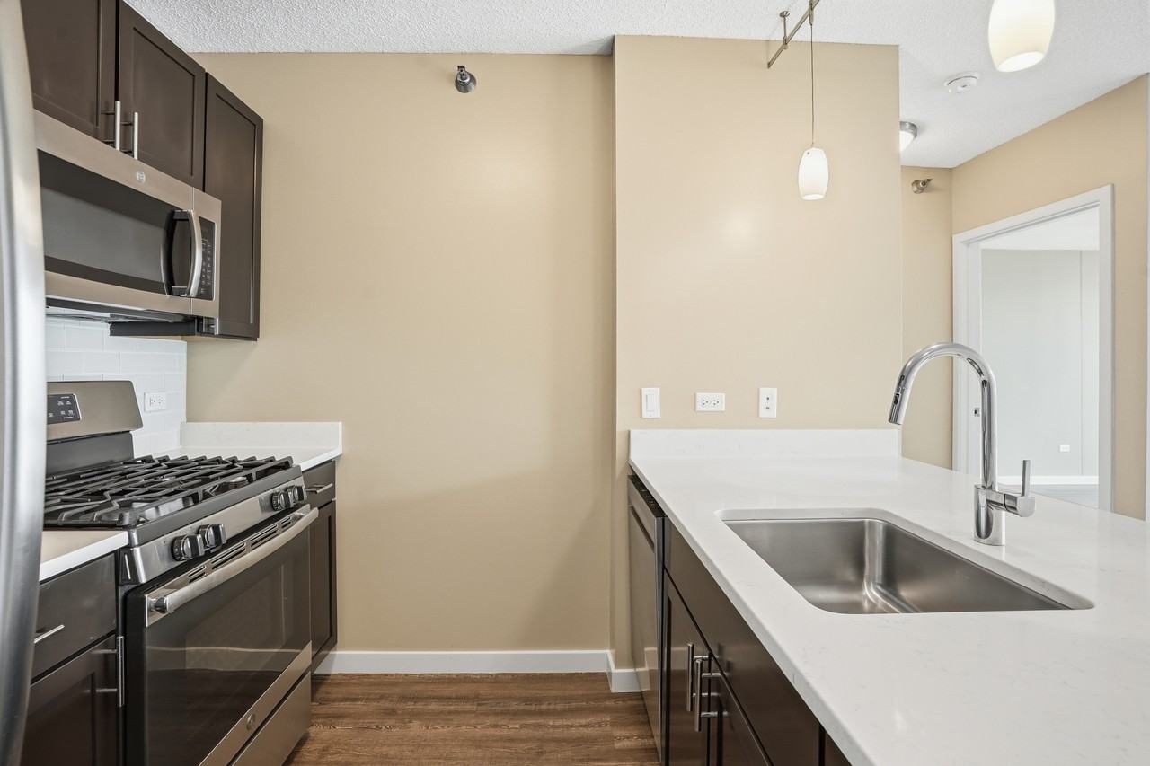 355 E Ohio St #1-1DEN - Photo 3 of 28