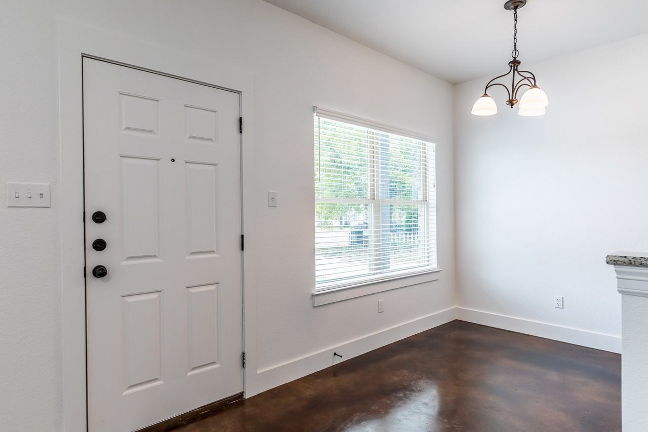 604 Washington St - Photo 4 of 16