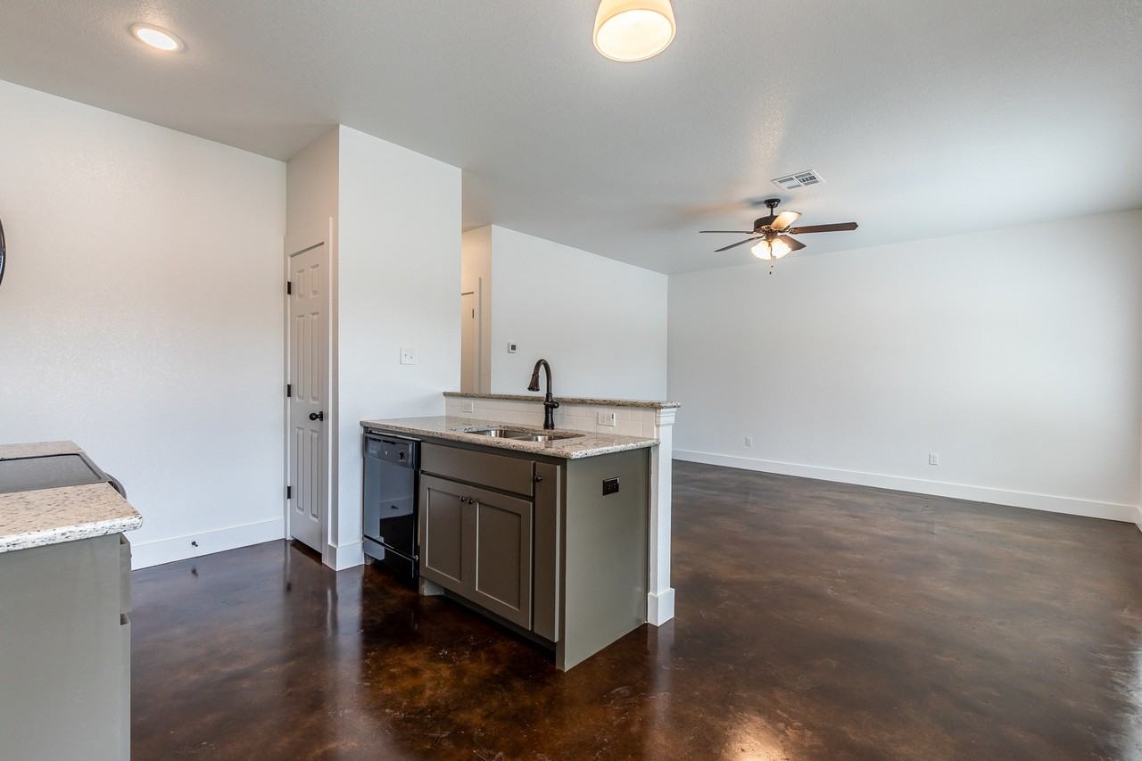 604 Washington St - Photo 5 of 16