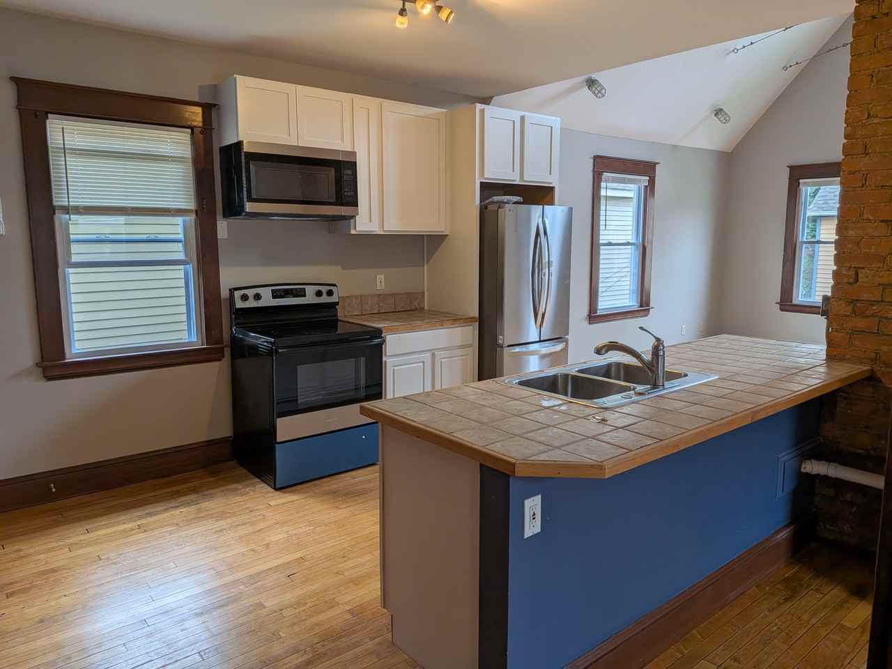 1014 Kenilworth Ave #4 - Photo 4 of 7