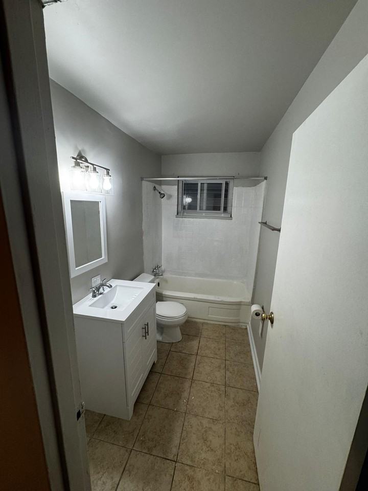 1921 W Grand Ave #1 - Photo 5 of 7