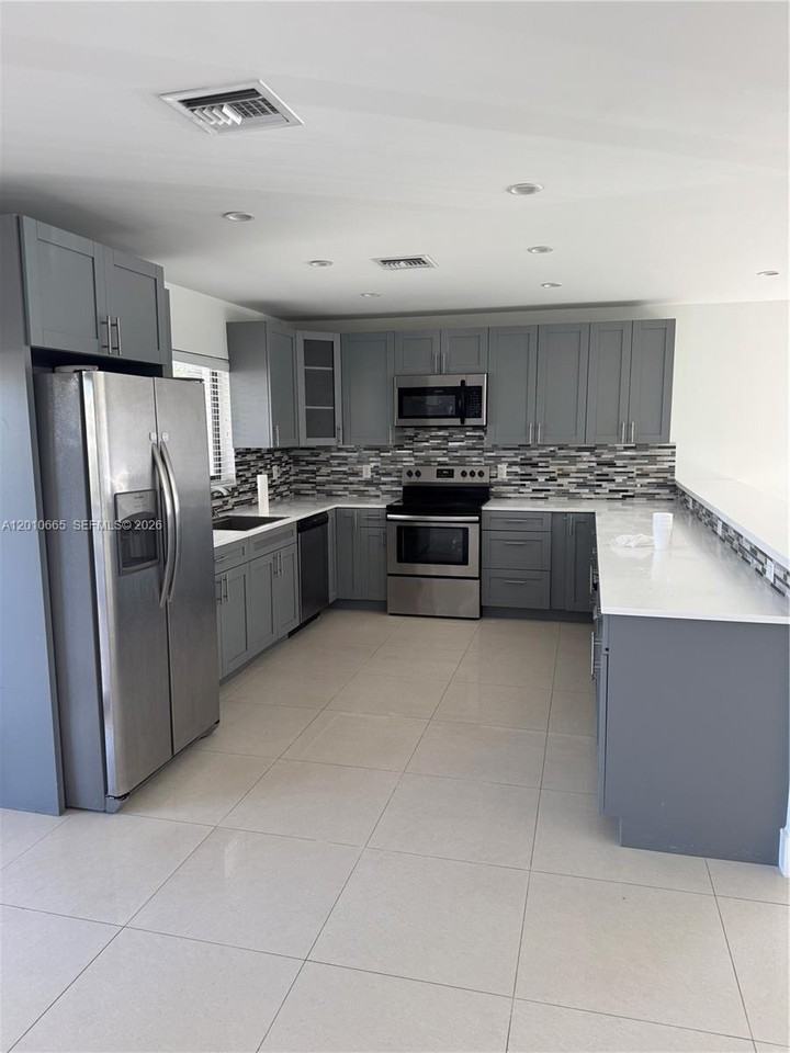 3252 Sw 132nd Ave - Photo 4 of 24