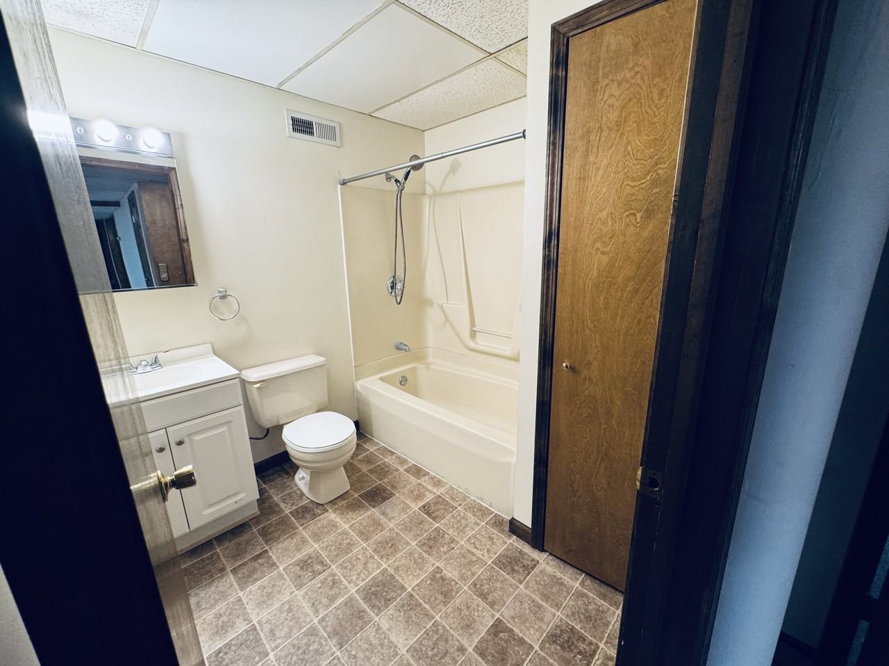225 W Jefferson St #9 - Photo 4 of 10