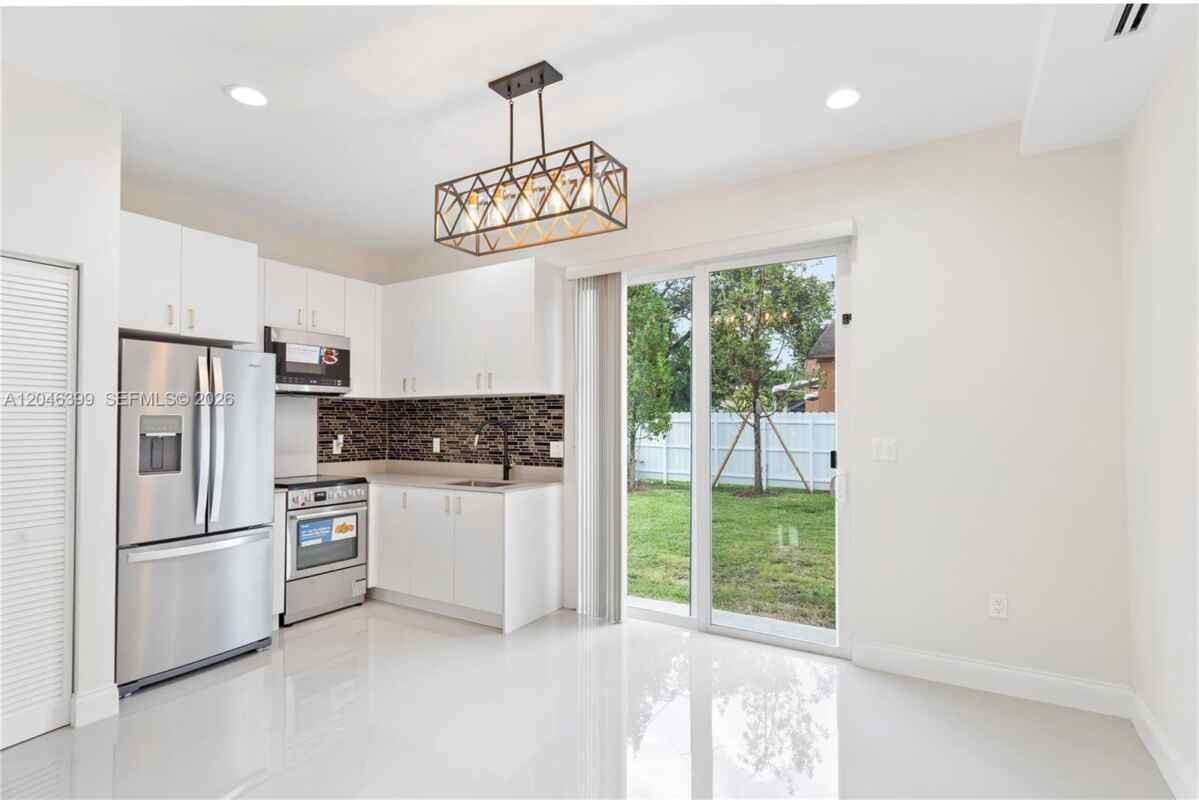 1252 Nw 39th St - Photo 2 of 16