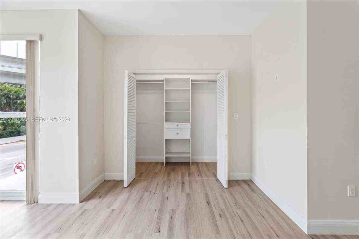 1252 Nw 39th St - Photo 4 of 16