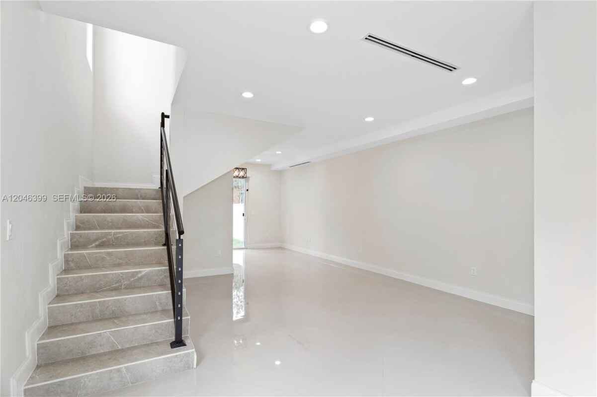 1252 Nw 39th St - Photo 7 of 16