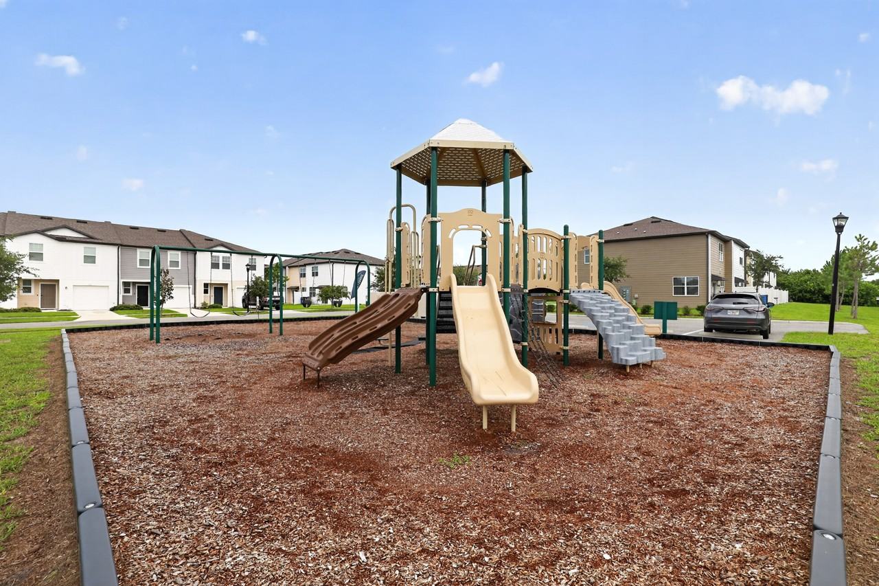 Beacon at Arbours Townhomes - Photo 4 of 21