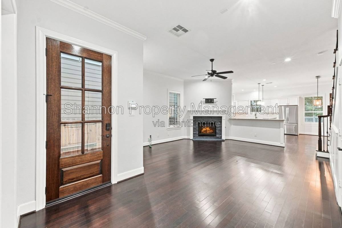 828 W 26th St - Photo 5 of 10