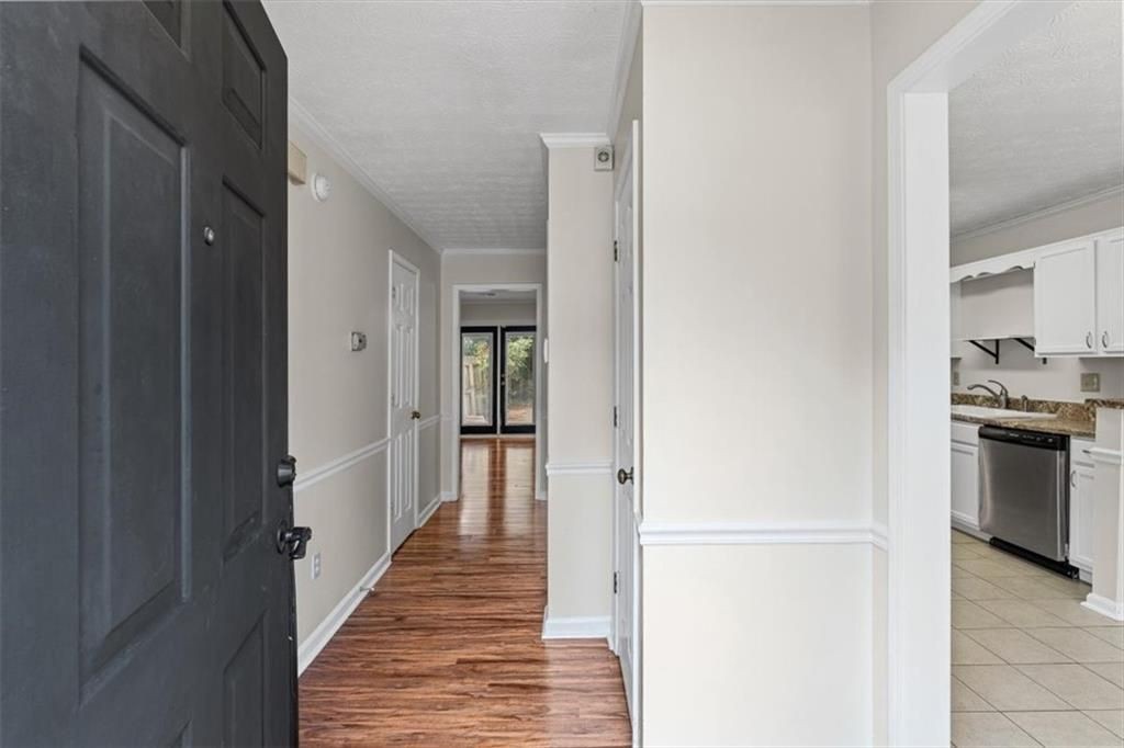 2927 Governors Ct - Photo 3 of 33