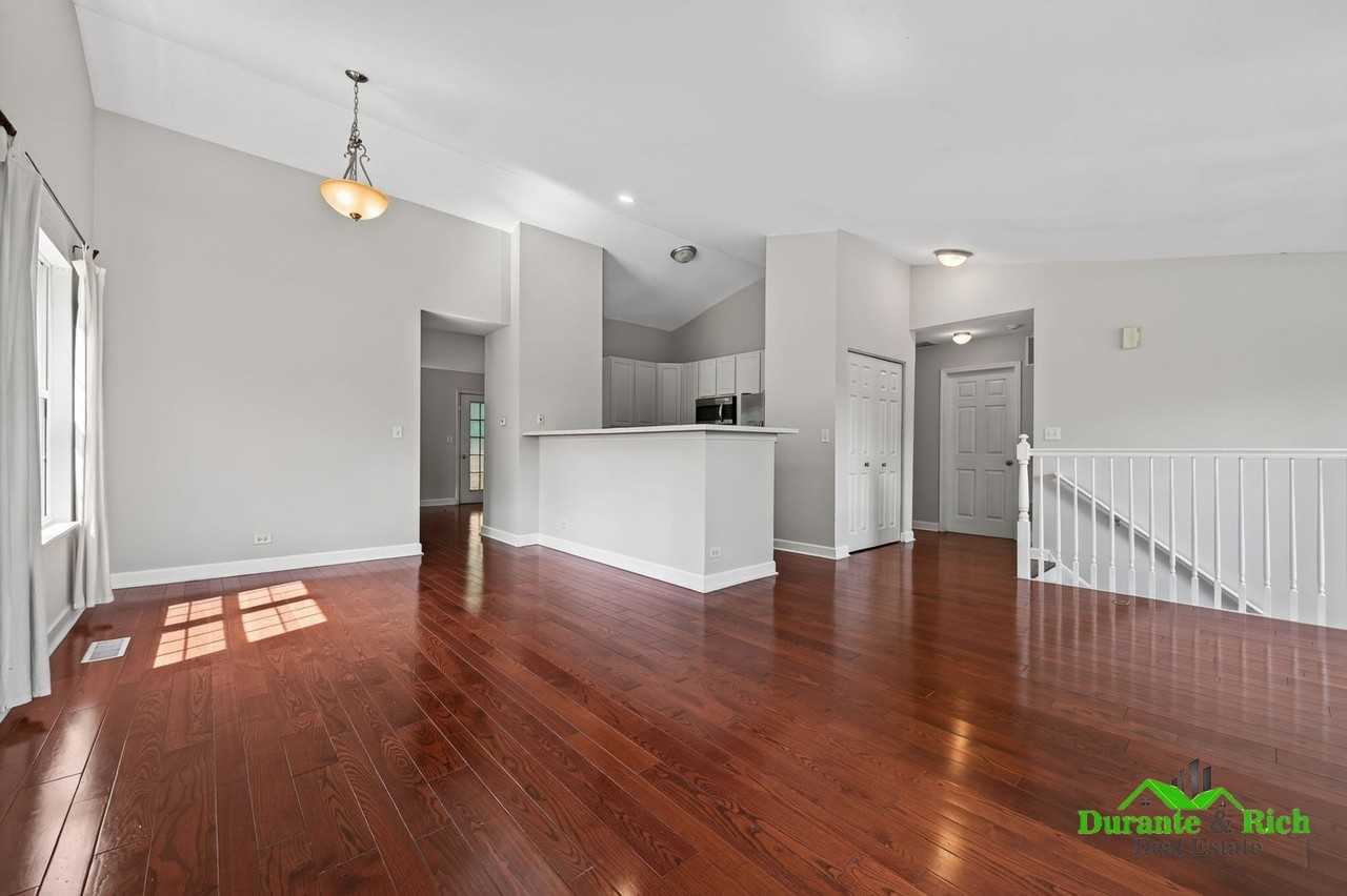831 Genesee Dr - Photo 3 of 10